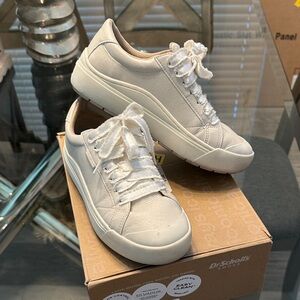 Dr. Scholl's Cream Lace-Up Sneakers